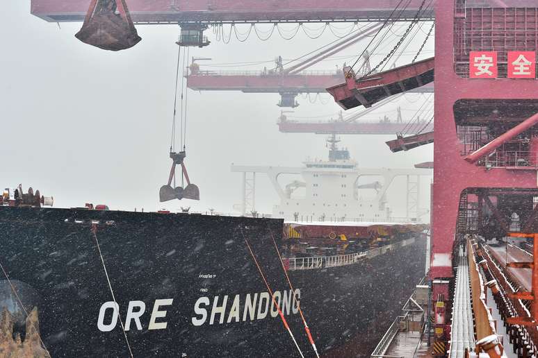 Navio descarrega minério de ferro no porto de Qingdao, na China
11/12/2018
REUTERS/Stringer