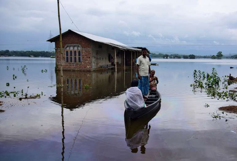 Moradores s&atilde;o transportados em barco em vila alvo de enchente no distrito indiano de Nagaon
15/07/2019 REUTERS/Anuwar Hazarika