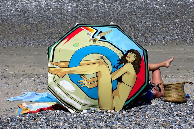 Mulher toma sol em praia perto de Cayeux-sur-Mer, na França
29/06/2019 REUTERS/Pascal Rossignol 