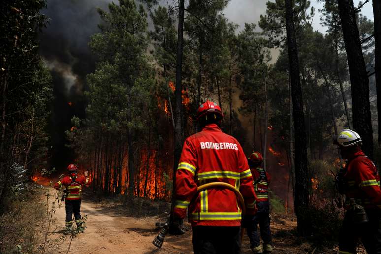 Bombeiros ajudam a controlar incêndio florestal perto de Mação, Portugal
22/07/2019
REUTERS/Rafael Marchante 