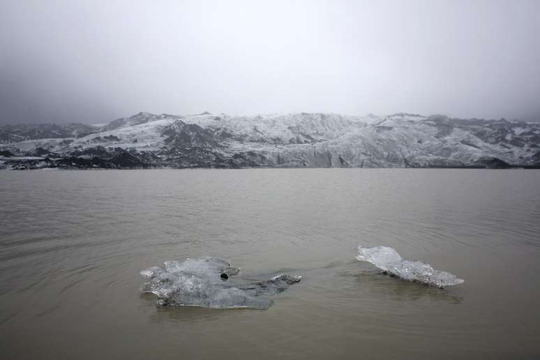 Gelo flutua em lago com a geleira Solheimajokull ao fundo, que já registrou redução de mais de 1 km desde que começou a ser feita a medição anual em 1931, na Islândia 16/10/2015  REUTERS/Thibault Camus/Pool