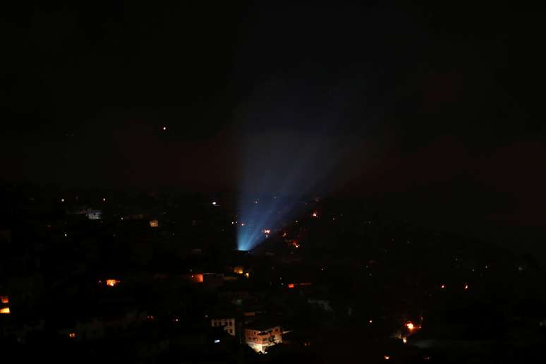 Bairro às escuras em Caracas durante apagão em março
27/03/2019
REUTERS/Ivan Alvarado