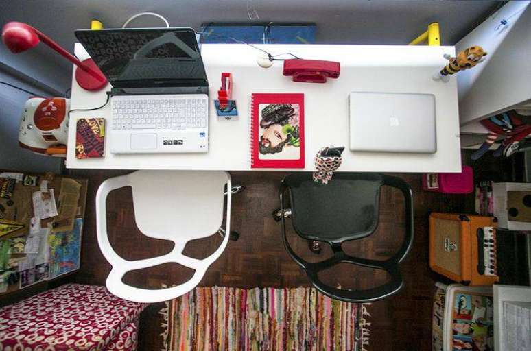 17. A lumin&aacute;ria de mesa vermelha combina com os outros itens de cora&ccedil;&atilde;o e uso do ambiente