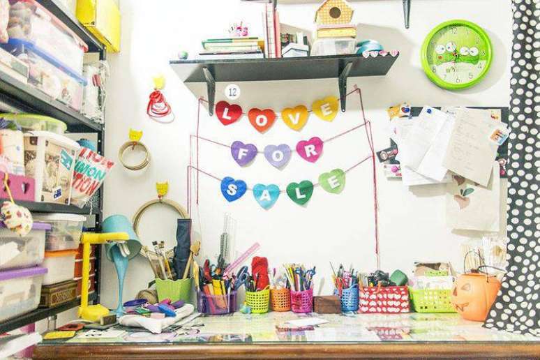 18. Lumin&aacute;ria de mesa de lata de tinta derramando &eacute; muito criativa e divertida