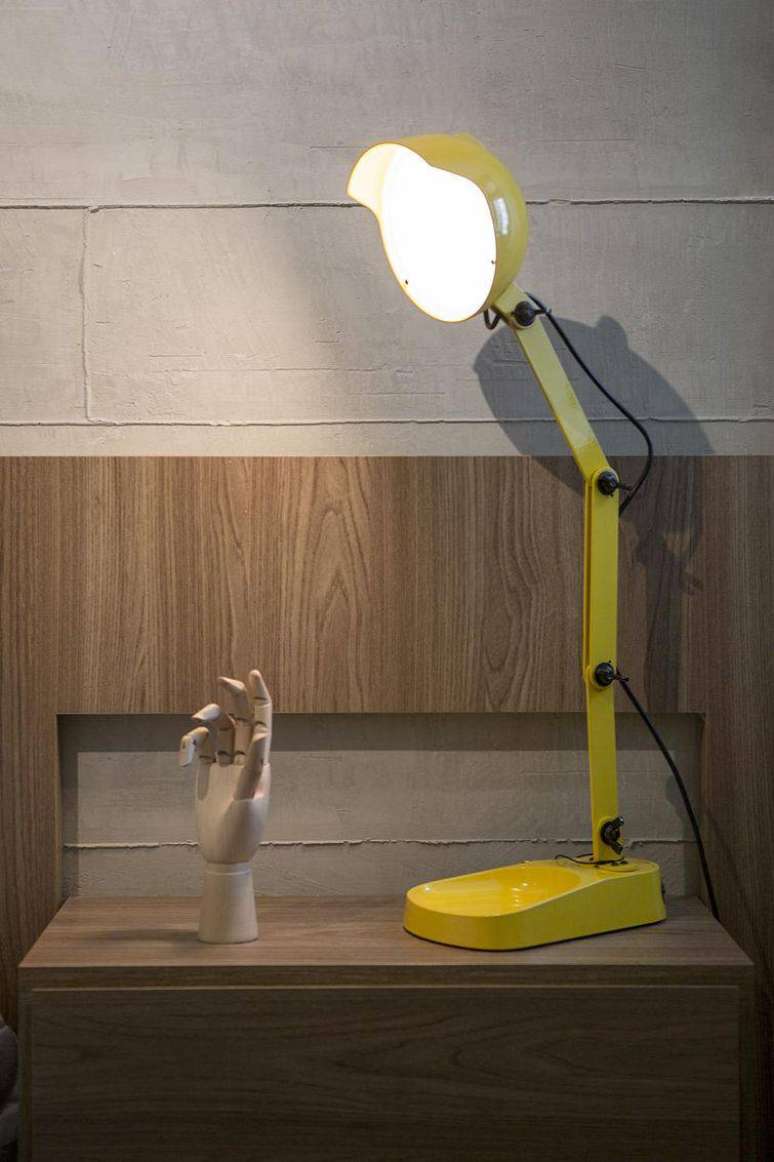 21. Lumin&aacute;ria de mesa amarela com um design diferenciado &eacute; muito charmosa