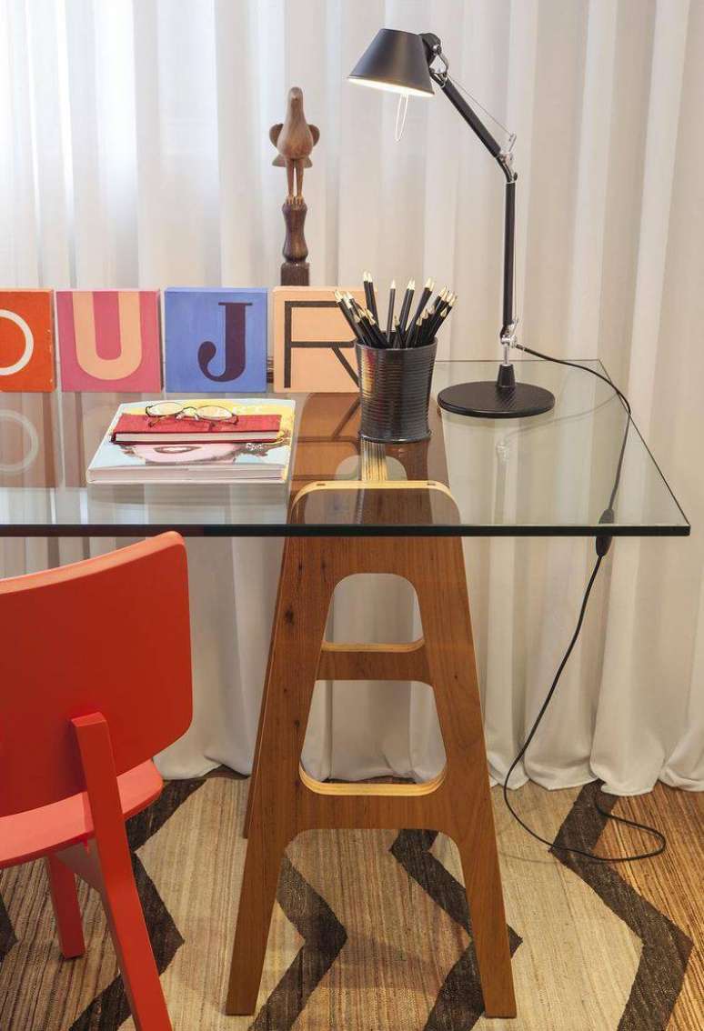 23. Mesmo sendo com uma cor neutra, a lumin&aacute;ria de mesa possui um design diferenciado