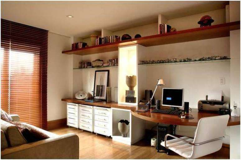 6. Luminária de mesa discreta no home office é um auxiliador na hora do trabalhar em casa