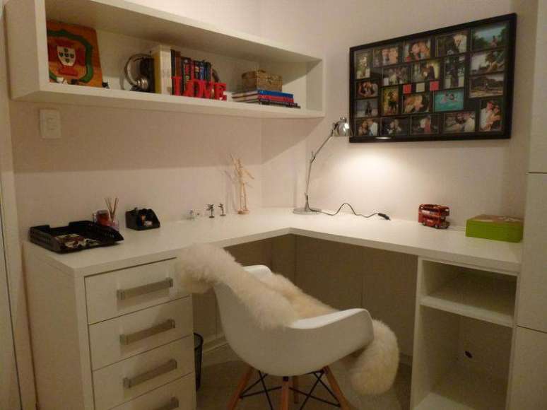 26. Uma lumin&aacute;ria de mesa cromada fica muito bonita em qualquer ambiente da casa