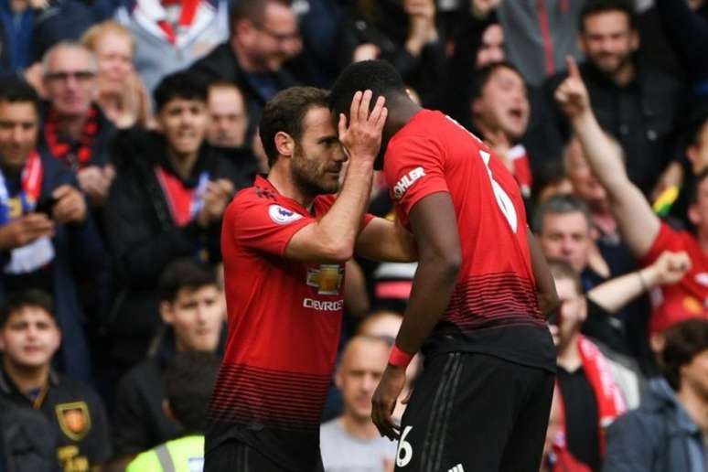 Mata e Pogba em campo pelo United (Foto: AFP)