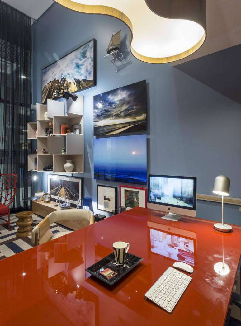 29. Lumin&aacute;ria de mesa discreta &eacute; um detalhe que complementa a decora&ccedil;&atilde;o do ambiente