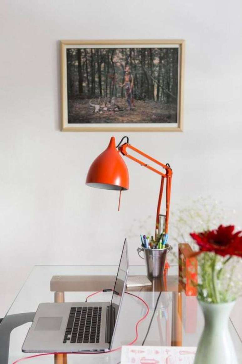 3. Luminária de mesa laranja feita ferro e articulada é o diferencial na decoração