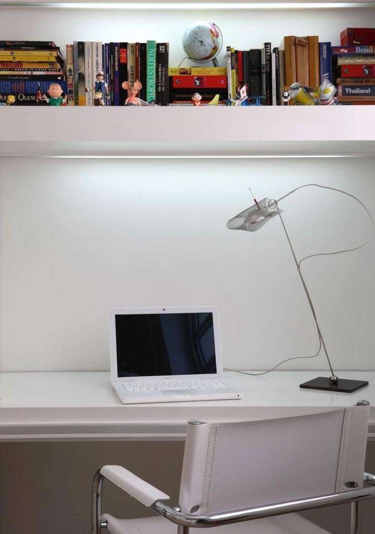 12. Lumin&aacute;ria de mesa muito discreta e minimalista