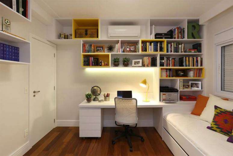 13. Luminária de mesa amarela combina perfeitamente com os nichos do quarto, deixando o ambiente mais jovial.