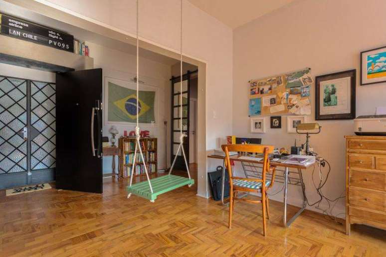 14. Um lumin&aacute;ria de mesa antiga pode trazer um estilo mais vintage para o ambiente