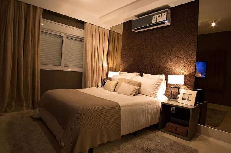 46. A cabeceira de casal em corti&ccedil;a &eacute; barata e d&aacute; um efeito muito bonito. Projeto por Carlos Rossi.