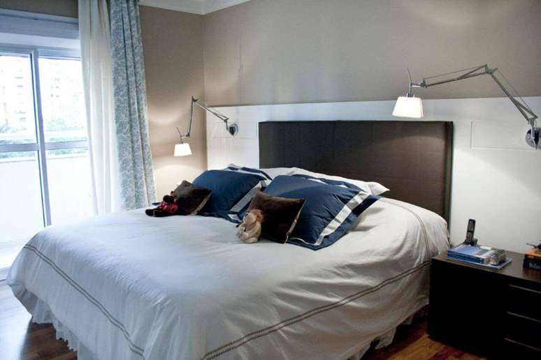 28. Combinar uma cabeceira de casal simples estofada com um painel de madeira &eacute; uma alternativa super bonita. Projeto por Ana Andrade.