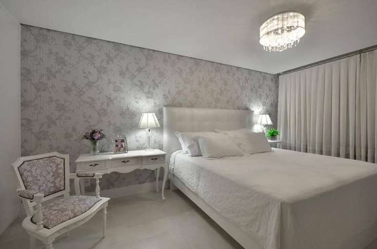 31. O requinte da cabeceira de casal estofada &eacute; arrematado por um papel de parede estampado discreto. Projeto por Tani Bittencourt.