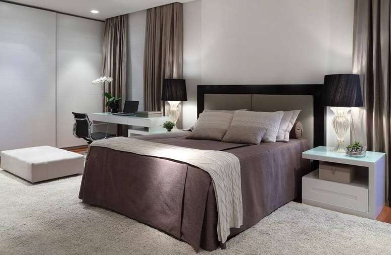 41. Optar por cabeceira de casal estofada&nbsp;com cores neutras &eacute; uma op&ccedil;&atilde;o para facilitar as combina&ccedil;&otilde;es. Projeto por Rocha Andrade Arquitetura.