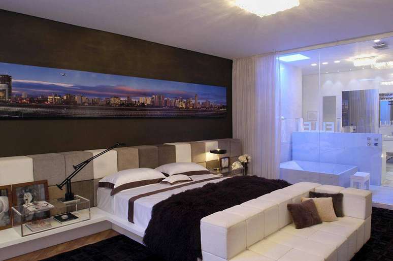 51. A cabeceira de casal feita de puffs estofados &eacute; uma forma de inovar no quarto. Projeto por AMC Arquitetura.