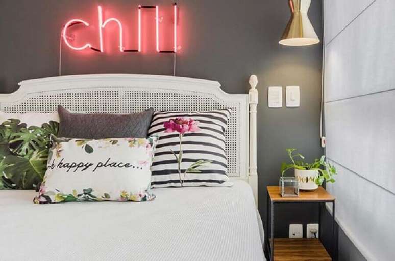 59. A cabeceira de casal de madeira tamb&eacute;m pode ser pintada para incrementar a decora&ccedil;&atilde;o do quarto