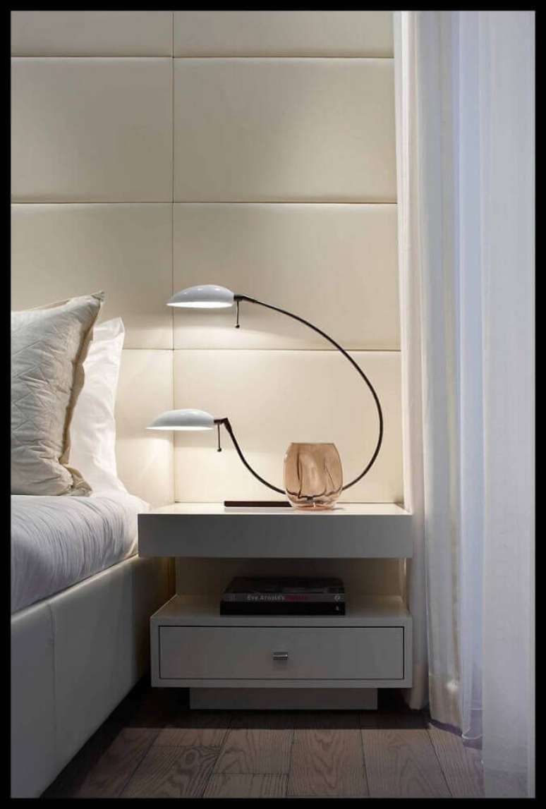 42. Decoração moderna para quarto com cabeceira estofada e criado mudo branco – Foto: Kids Bedroom Ideas