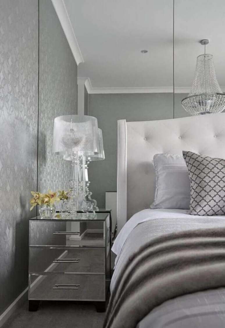 46. Sofisticação e modernidade para quarto cinza decorado com criado mudo pequeno espelhado – Foto: Home Decoo