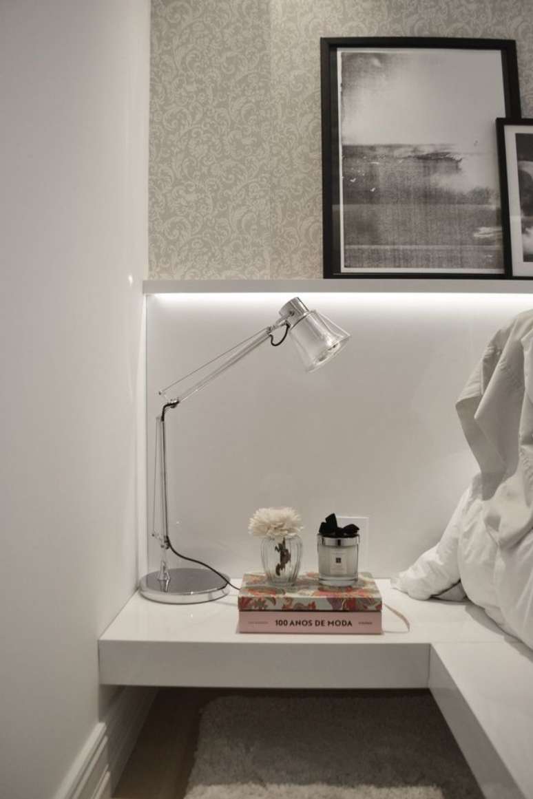 48. A lumin&aacute;ria de mesa transparente &eacute; muito contempor&acirc;nea. Projeto de Mariana Martini