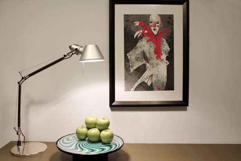 39. A lumin&aacute;ria de mesa &eacute; funcional, mas ao mesmo tempo um item decorativo. Projeto de Sandro Clemes