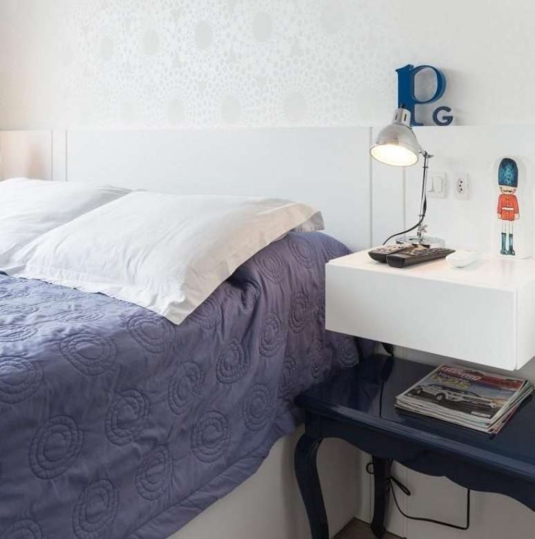 42. A lumin&aacute;ria de mesa pequena pode ser utilizada de muitas formas. Projeto de Kali Arquitetura