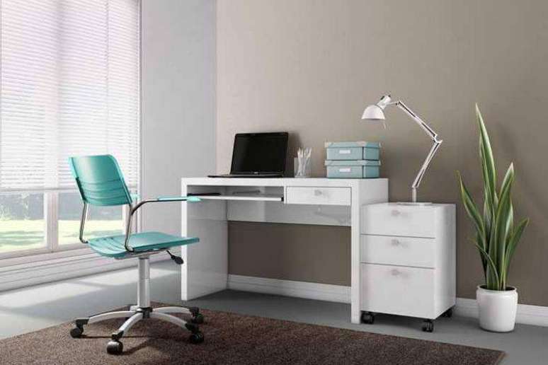 2. Lumin&aacute;ria de mesa feita em ferro articulada na cor branca