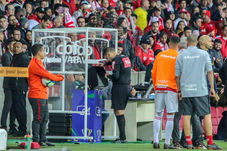 O árbitro Rafael Traci checa lance no VAR durante partida entre Internacional e Palmeiras, válida pelas quartas de final da Copa do Brasil 2019, no Estádio Beira-Rio, em Porto Alegre