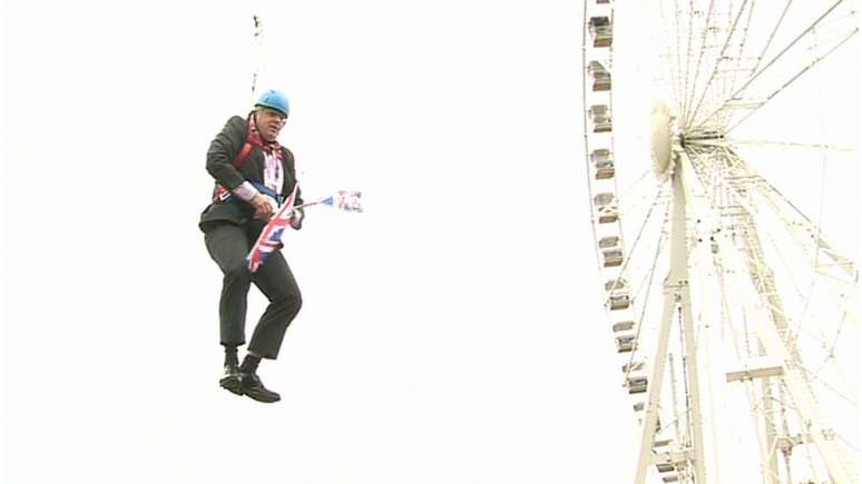 Boris Johnson ficou preso no ar durante um trajeto de tirolesa para promover a Olimpíada de Londres; na época, ele era prefeito da cidade