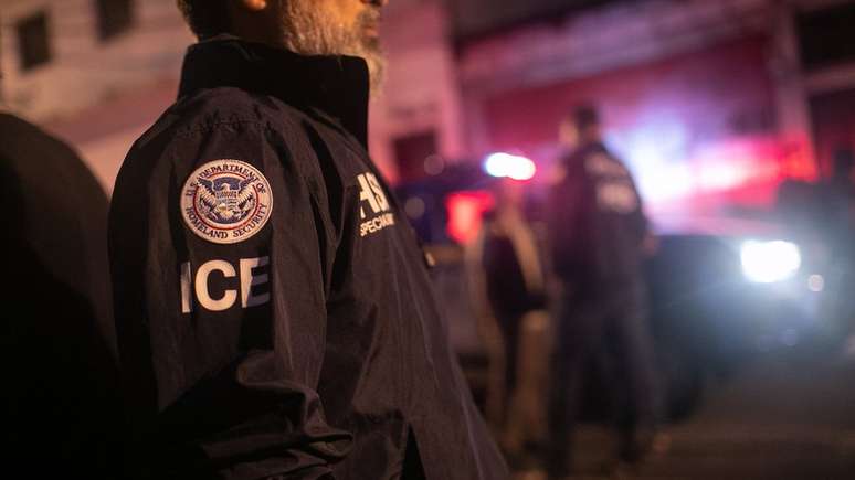 Os agentes do Serviço de Imigração e Controle Alfandegário dos EUA (ICE, na sigla em inglês) poderão expulsar os imigrantes sem passar pelos tribunais