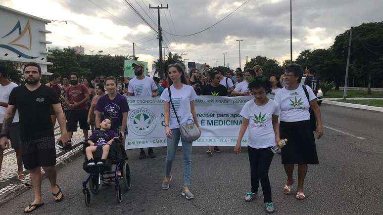 D&eacute;bora Gabriella de Lima levou seu filho Cau&atilde; (ambos de camiseta roxa) para a Marcha da Maconha em Natal