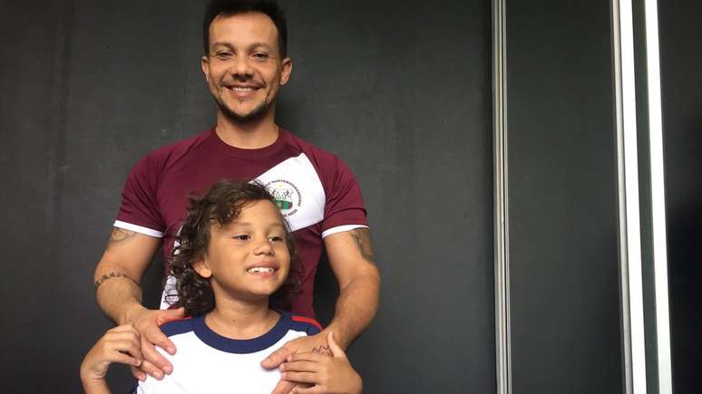 Ruy Pinheiro e seu filho Isaac, de 9 anos, que começou a utilizar o óleo de Cannabis para tratar sintomar de autismo
