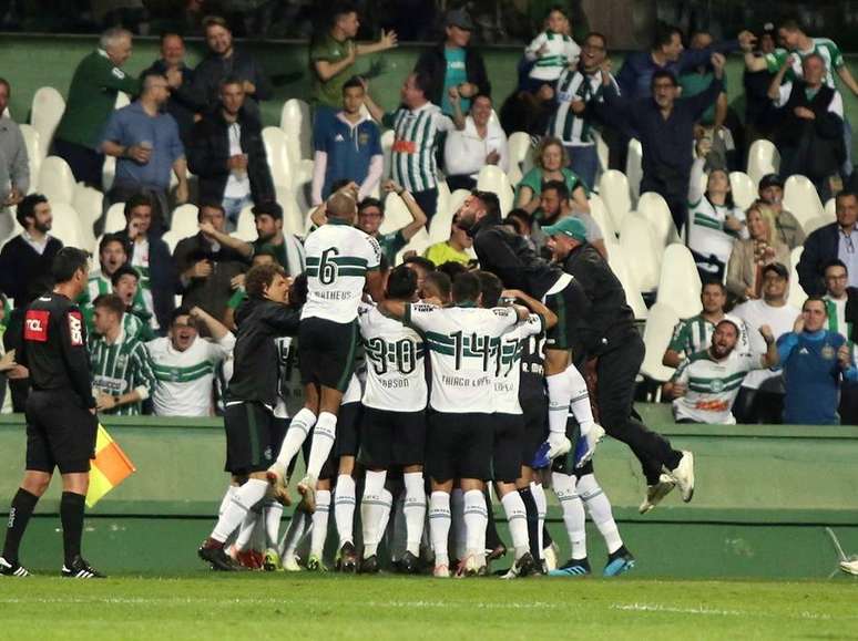 Coritiba supera o Vila Nova por 2 a 0 no estádio Couto Pereira e consegue sua primeira sequência de vitórias na Série B do Campeonato Brasileiro