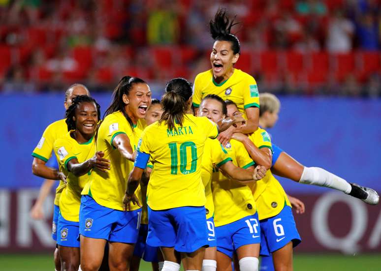 Jogadoras da Seleção comemoram gol contra a Itália na Copa do Mundo de 2019