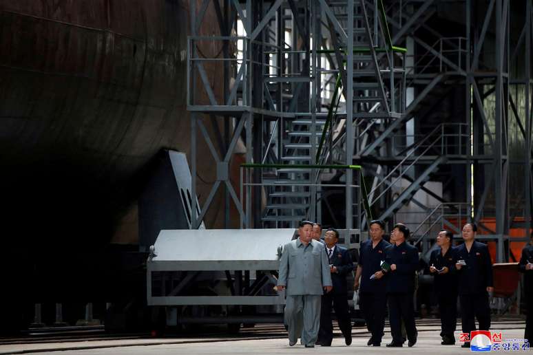 Líder da Coreia do Norte, Kim Jong Un, visita fábrica de submarino em local não revelado, em foto divulgada em 23/07/2019
KCNA via REUTERS