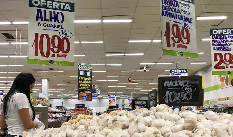 Cliente faz compras em supermercado no Rio de Janeiro
28/07/2018
REUTERS/Sergio Moraes 