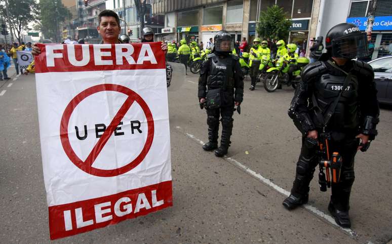 Motoristas de táxi protestas contra o Uber na Colômbia. 14/3/2016. REUTERS/ John Vizcaino