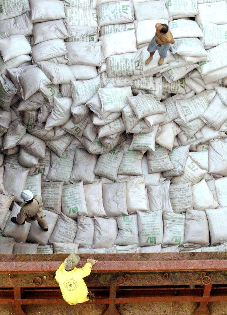 Navio é carregado com sacas de açúcar no Porto de Santos (SP) 
03/09/2004
REUTERS/Paulo Whitaker