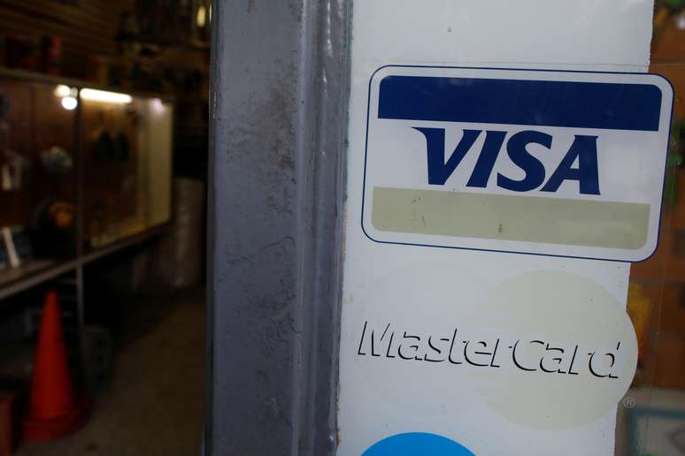 Adesivos de Mastercard e Visa na entrada de uma loja. 14/3/2019. REUTERS/Carlos Garcia Rawlins 