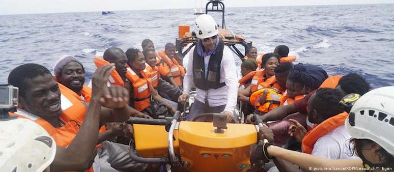 Barco com refugiados durante operação de resgate promovida por ONG no Mediterrâneo