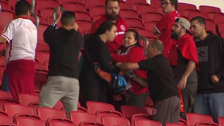 Torcedores colorados agrediram mulher que estava com o filho gremista (Foto: Reprodução/TV)