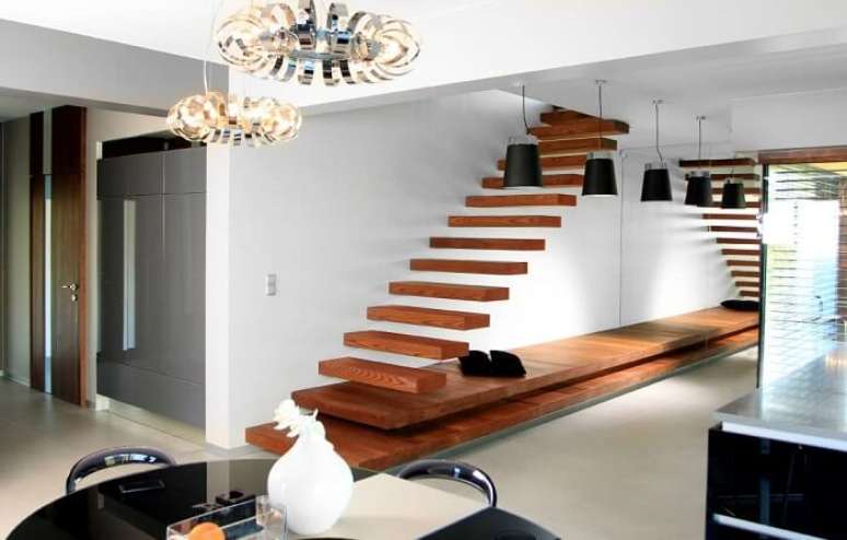 11. As escadas flutuantes de madeira encantam a decoração dessa residência. Fonte: All Architecture Designs