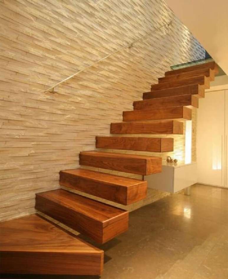 51. A escada flutuante de madeira traz aconchego para o ambiente. Fonte: Pinterest