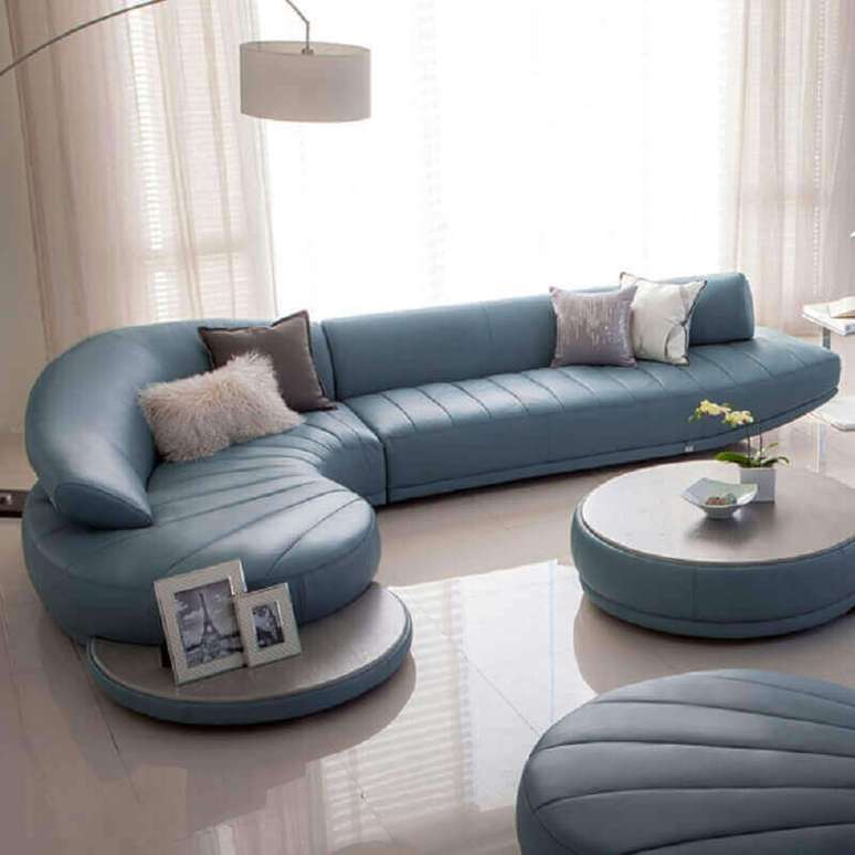 10. Os sofás modernos muitas vezes se tornam o grande destaque na decoração da sala – Foto: Couches & Sofa