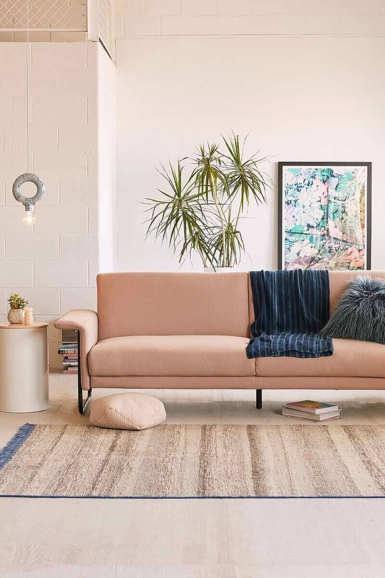 65. Decoração delicada para sala com sofá moderno – Foto: Cut & Paste