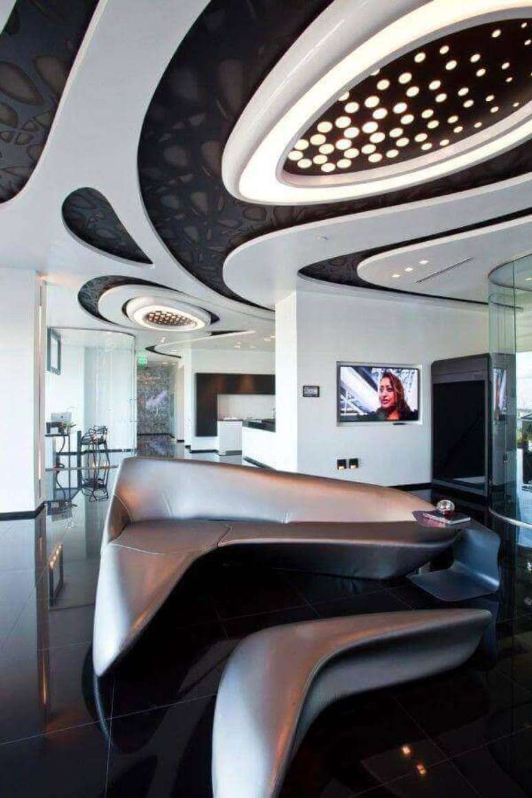 12. Decoração com estilo futurista para sala com sofá de canto moderno prata – Foto: Cervera Real Estate