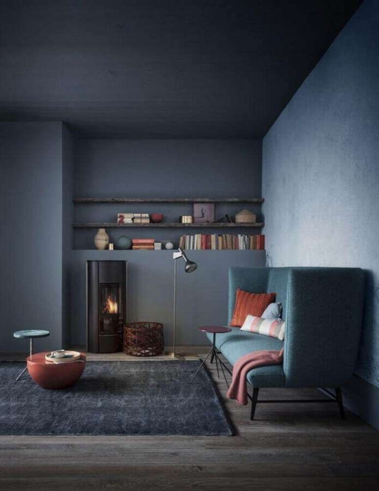 20. Decoração em tons de cinza escuro para sala com sofá moderno – Foto: Creative Maxx Ideas